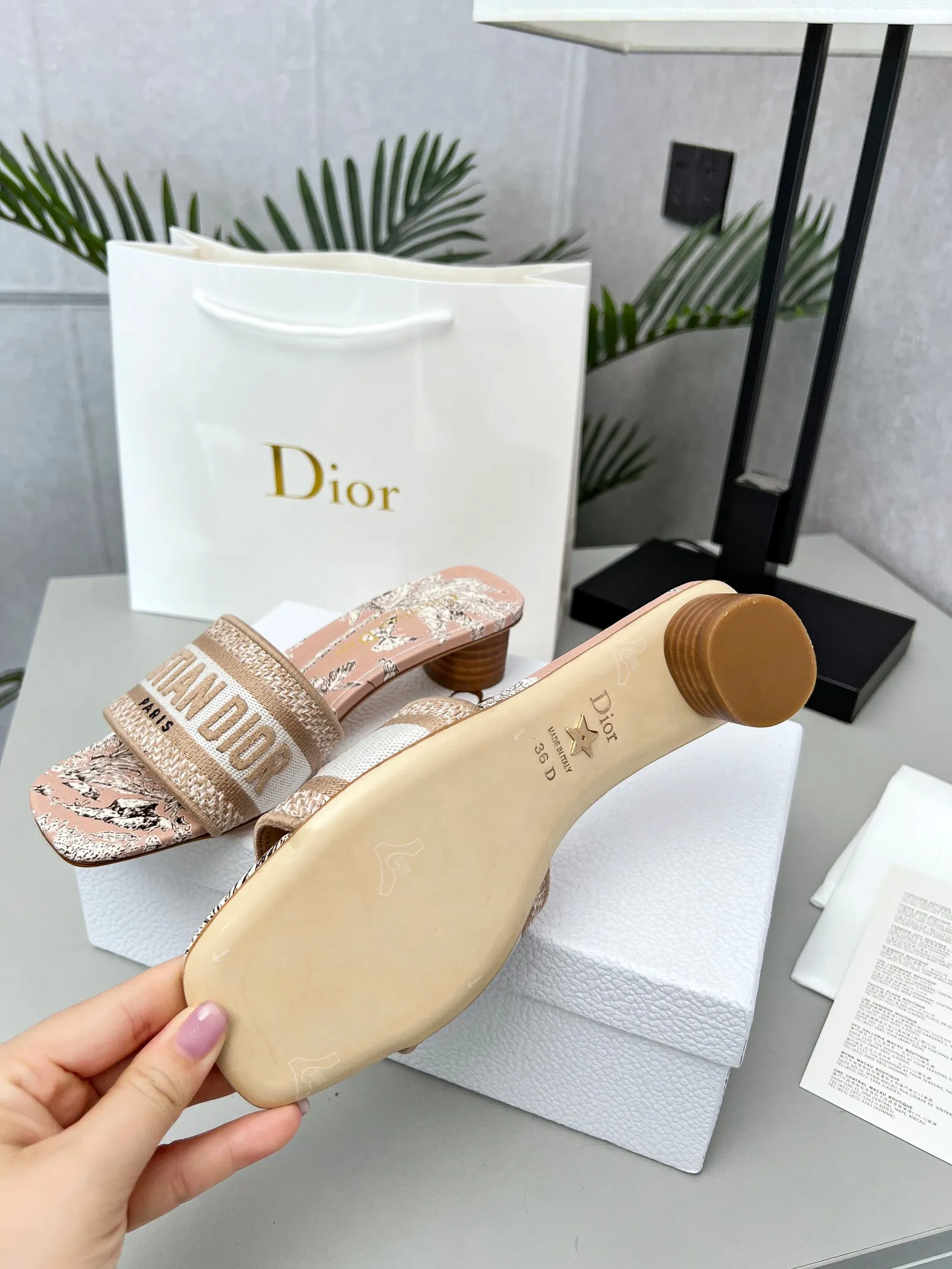👟👟Ex-factory price 360👟👟 Genuine leather sole + 30 Dior’s latest hot model, a ﾉ☀ spring new product, this mid-heeled silk forged surface + 3D electric show shoe embodies the modern design concept. How to match it to look good. Comfortable on the foot. Code number 35-40 (41/42 customized)